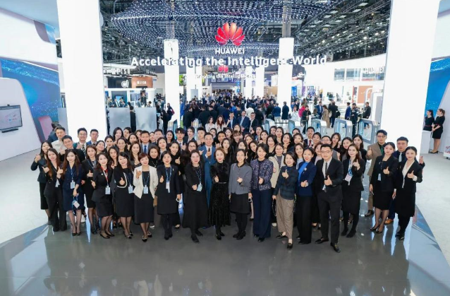 IndoorL<i></i>ink一对多讲解器在MWC2025：”讲“与“听”的智慧进阶