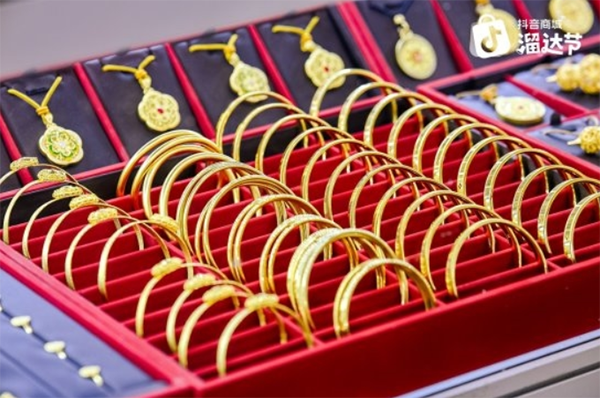 雅思福黄金珠宝闪耀2025深圳国际珠宝展，共鉴黄金工艺与国潮美学融合魅力